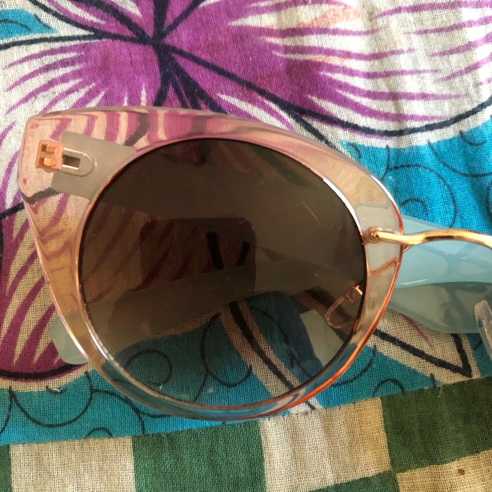 Powder sunglasses. Nearly new, fashionable and tinted lens. - Picture 5 of 6